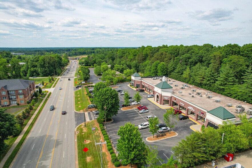 3606 N Elm St, Greensboro, NC à louer - Photo du bâtiment - Image 3 de 9