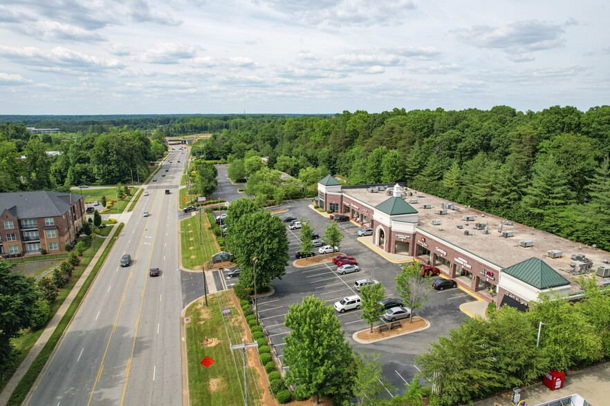 3606 N Elm St, Greensboro, NC à louer - Photo du bâtiment - Image 3 de 9