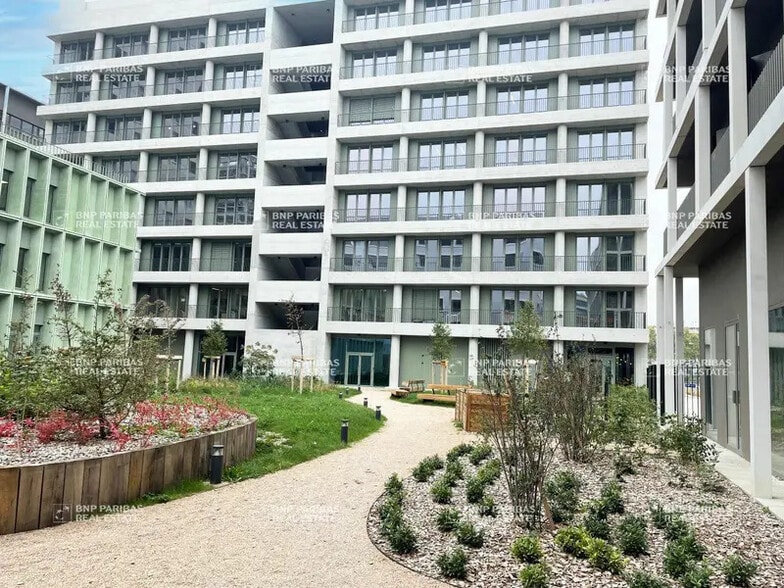 Office in Lyon for lease - Building Photo - Image 1 of 14