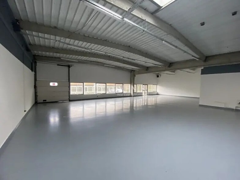 Flex in Trappes for lease - Interior Photo - Image 1 of 9