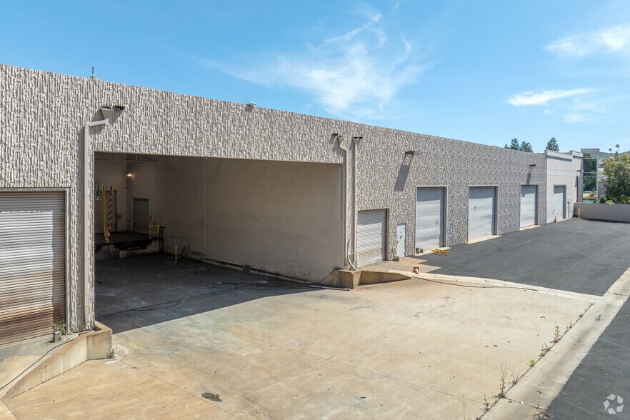 980 Rancheros Dr, San Marcos, CA à louer - Photo du bâtiment - Image 3 de 8