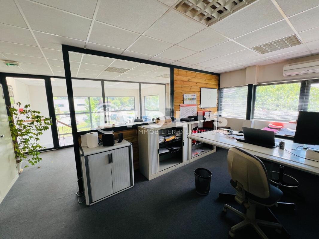 Flex in Saint-Pierre-du-Perray for lease Interior Photo- Image 1 of 12