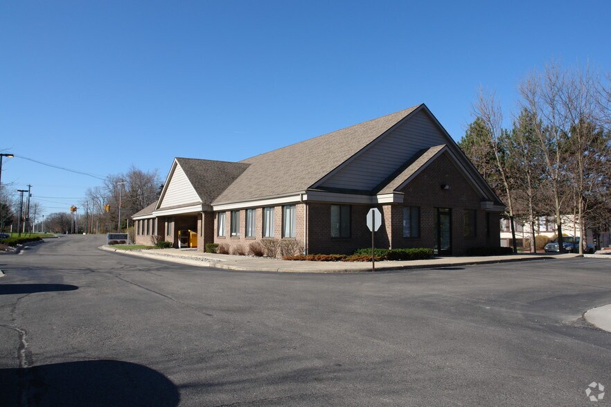 790 W Lake Lansing Rd, East Lansing, MI for lease - Primary Photo - Image 2 of 3