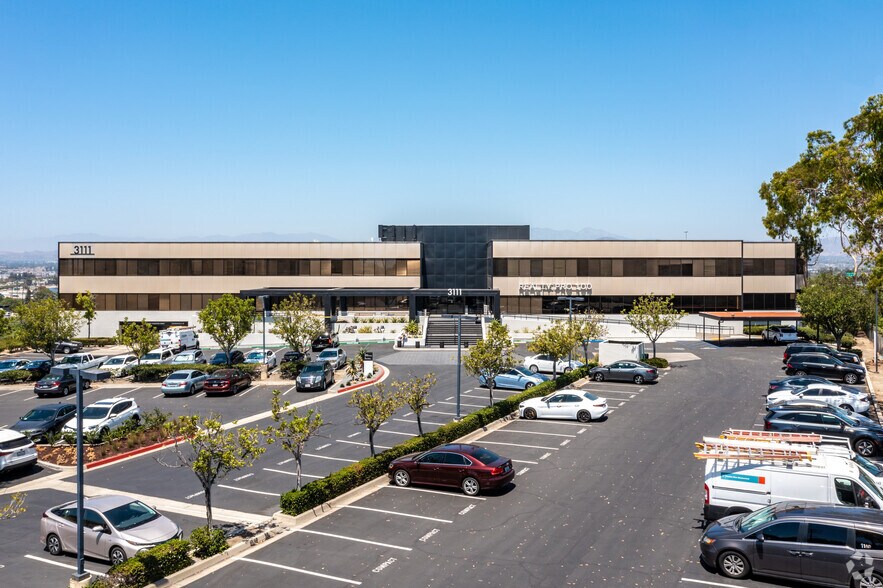 3111 N Tustin Ave, Orange, CA à louer - Photo du bâtiment - Image 3 de 50