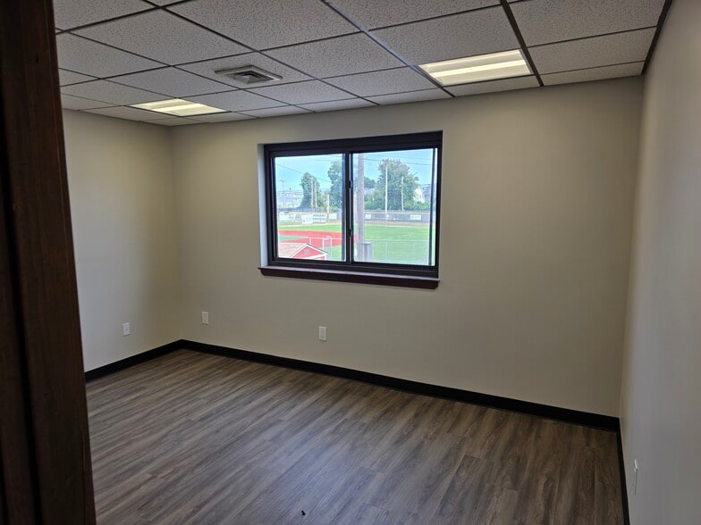 98 Willis Ave, Mineola, NY for lease - Interior Photo - Image 2 of 23