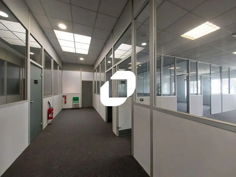 Office in Mauguio for lease - Building Photo - Image 3 of 18