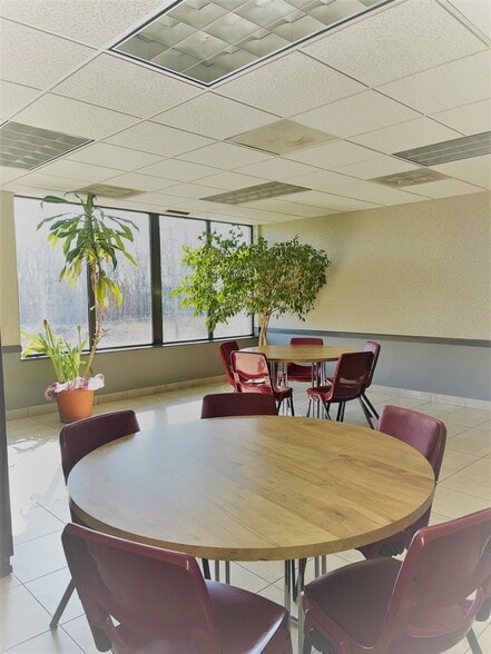 960 Rand Rd, Des Plaines, IL for lease - Interior Photo - Image 1 of 12