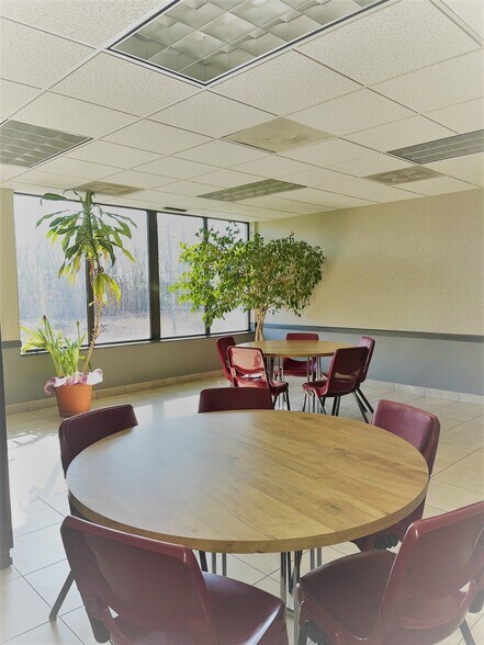 960 Rand Rd, Des Plaines, IL à louer - Photo intérieure - Image 2 de 13