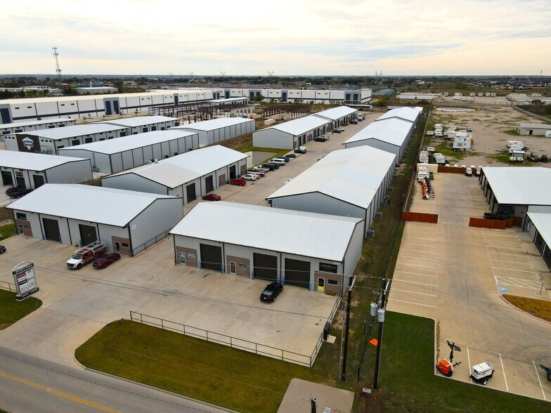 13029 Harmon Rd, Fort Worth, TX à louer - Photo du bâtiment - Image 3 de 5