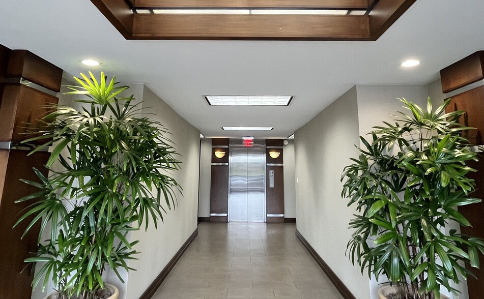 369 San Miguel Dr, Newport Beach, CA for lease - Interior Photo - Image 2 of 3