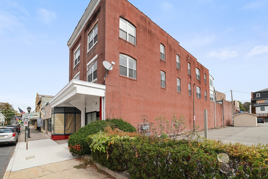 100-106 S Courtland St, East Stroudsburg, PA for lease - Building Photo - Image 2 of 12