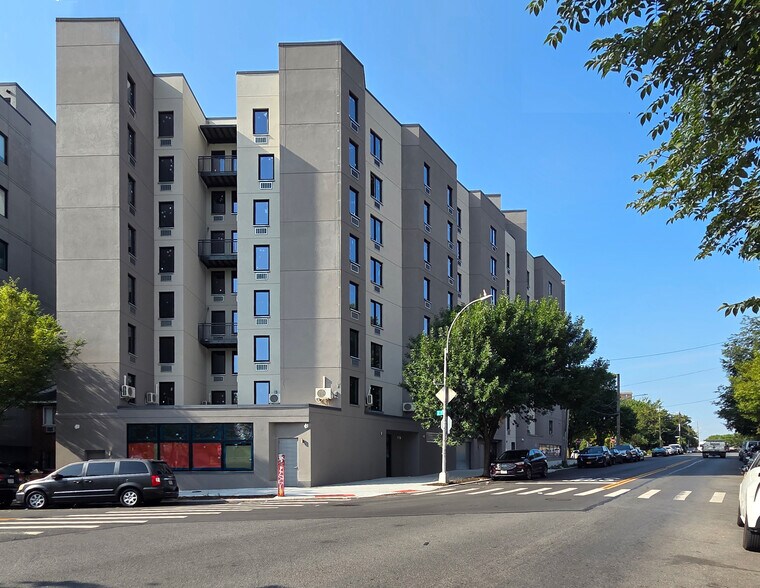 16 Wade Sq, Bronx, NY à louer - Photo du bâtiment - Image 2 de 3