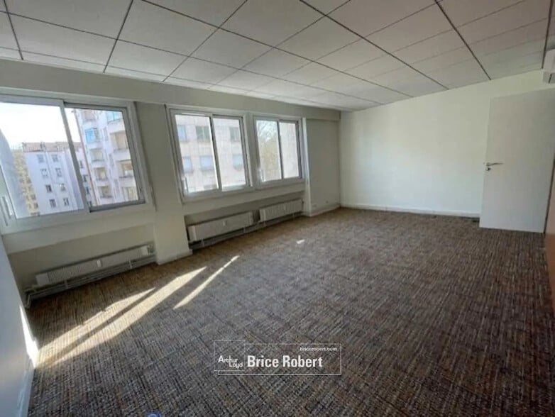 Office in Lyon for sale - Interior Photo - Image 2 of 11