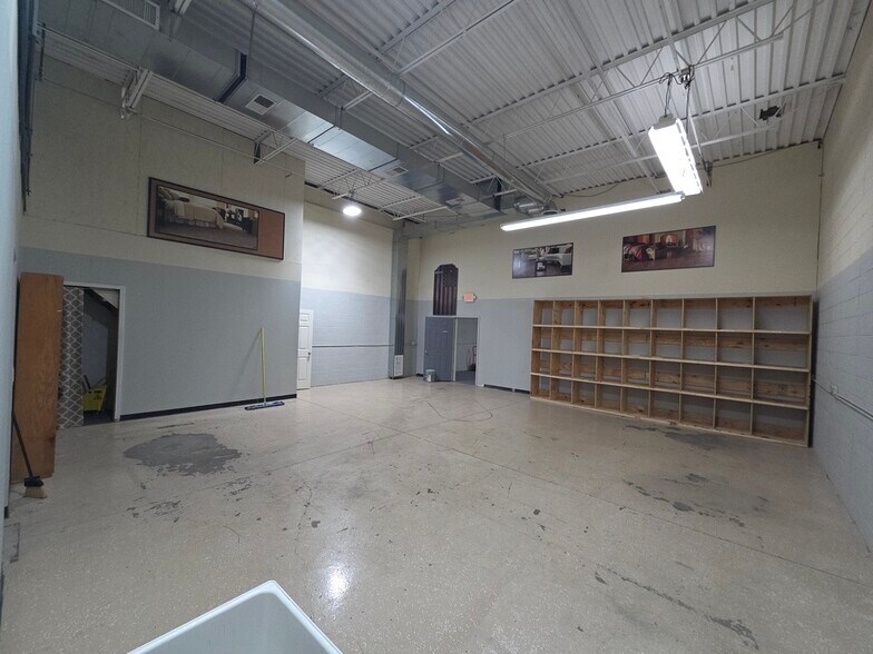 14500-14550 E 11 Mile Rd, Warren, MI à louer - Photo du bâtiment - Image 2 de 12