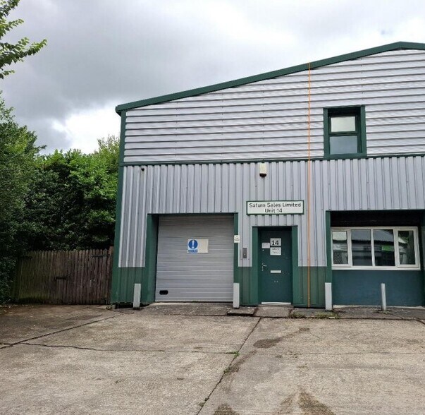 Boarshurst Ln, Greenfield à louer - Photo du bâtiment - Image 1 de 1