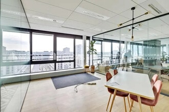4 Place Du 8 Mai 1945, Levallois-Perret for lease Interior Photo- Image 2 of 8