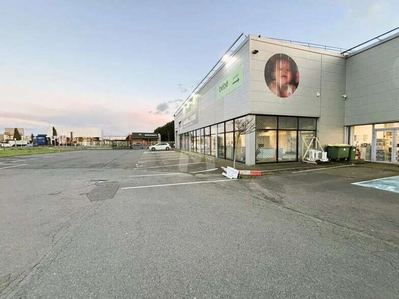 Commerce de détail dans Sainte-Geneviève-des-Bois à louer - Photo du bâtiment - Image 2 de 12