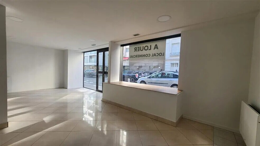 Retail in Paris for lease - Building Photo - Image 3 of 9