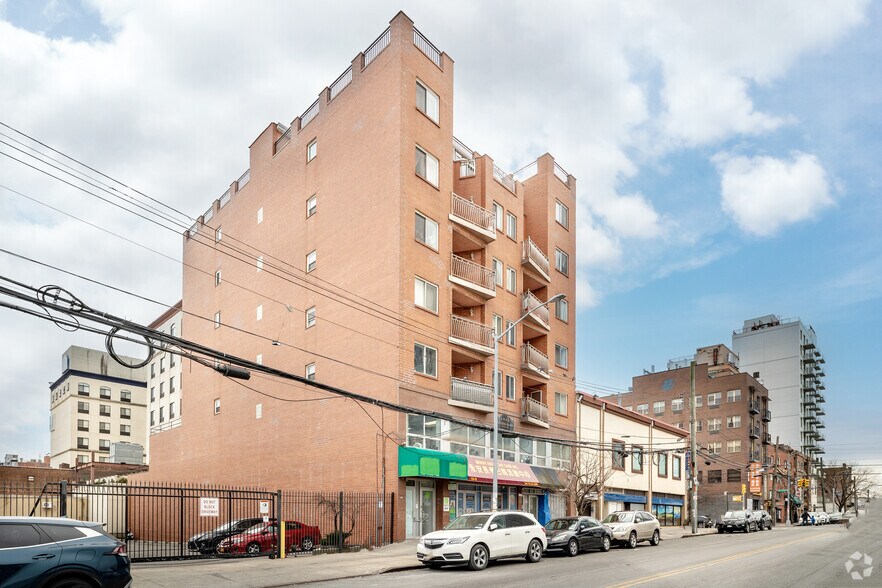 13510 35th Ave, Flushing, NY à louer - Photo du bâtiment - Image 1 de 12