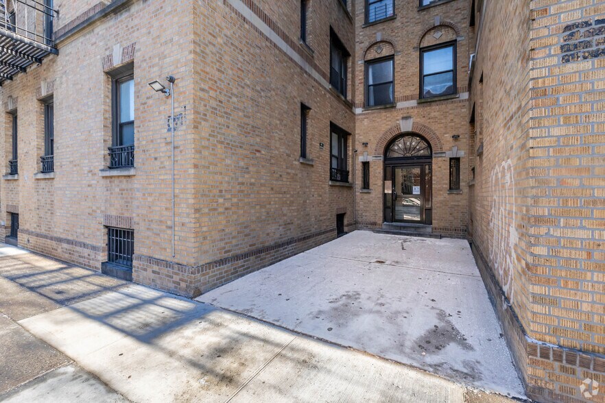 31-53 34th St, Astoria, NY à vendre - Photo du bâtiment - Image 3 de 5
