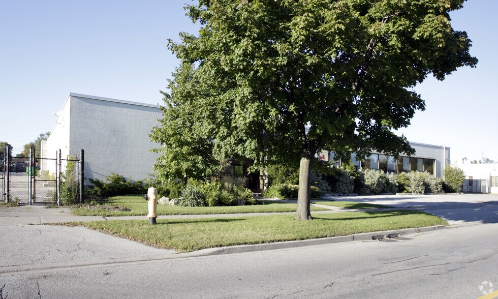 190 Norseman St, Toronto, ON à louer - Photo du bâtiment - Image 2 de 2