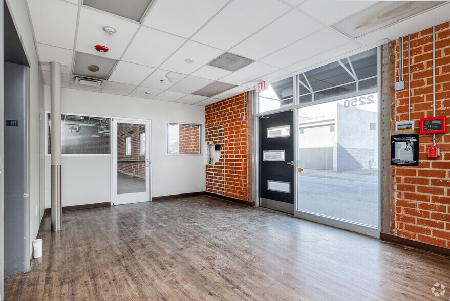 2250 S Barrington Ave, Los Angeles, CA à vendre - Photo intérieure - Image 2 de 20
