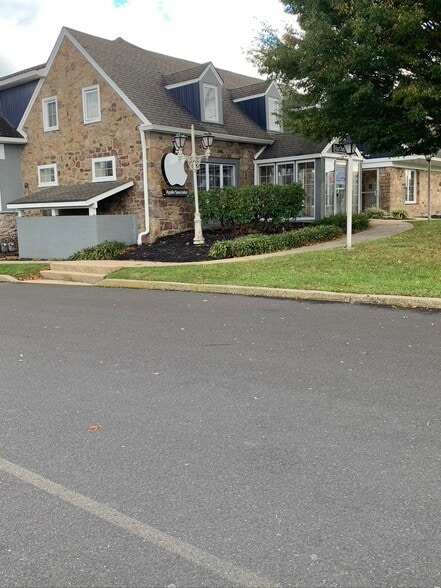 739 N Easton Rd, Doylestown, PA for sale - Primary Photo - Image 1 of 10