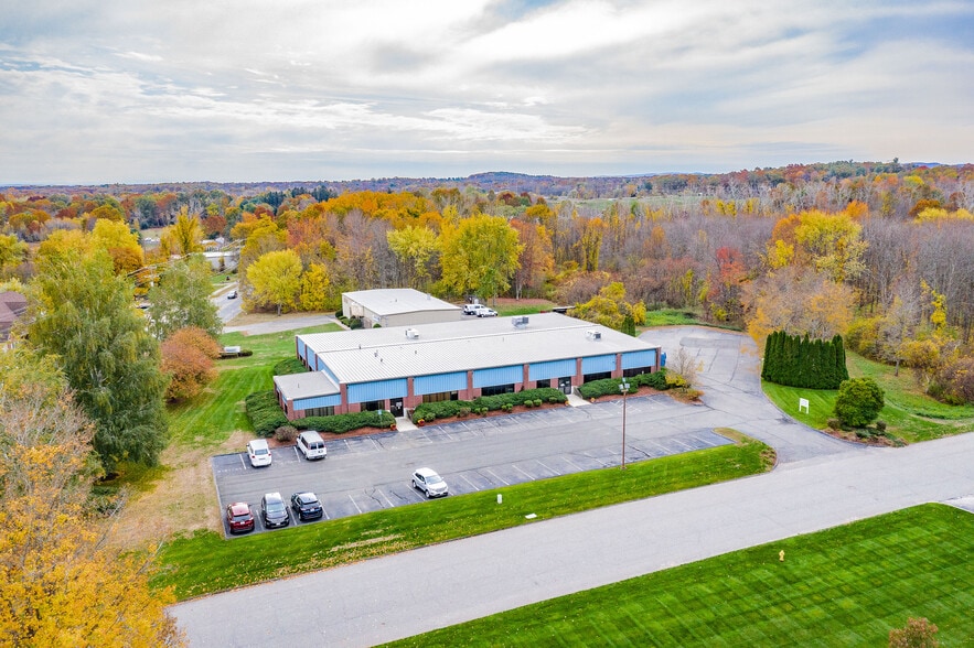 1094 Suffield St, Agawam, MA à vendre - Photo du bâtiment - Image 3 de 21