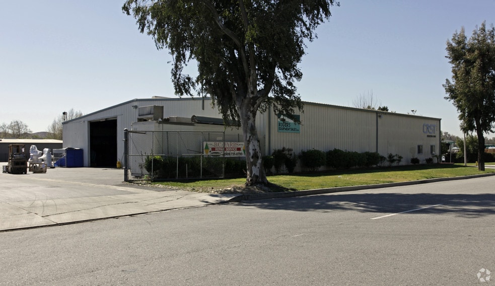 10905 Hemlock Ave, Fontana, CA for lease - Building Photo - Image 2 of 4
