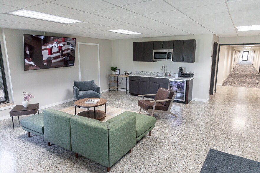 810 Memorial Dr, Chilton, WI à vendre - Photo du bâtiment - Image 3 de 17