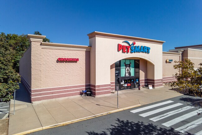 Plus de détails pour 6100 Arlington Blvd, Falls Church, VA - Commerce de détail à vendre