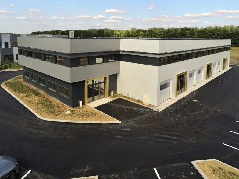 5 Rue Clément Ader, Saint-Pierre-du-Perray for lease - Building Photo - Image 1 of 20