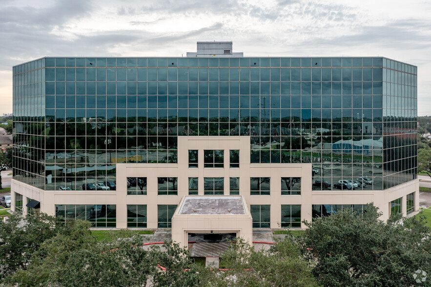 1300 Rollingbrook Dr, Baytown, TX à louer - Photo du bâtiment - Image 2 de 4