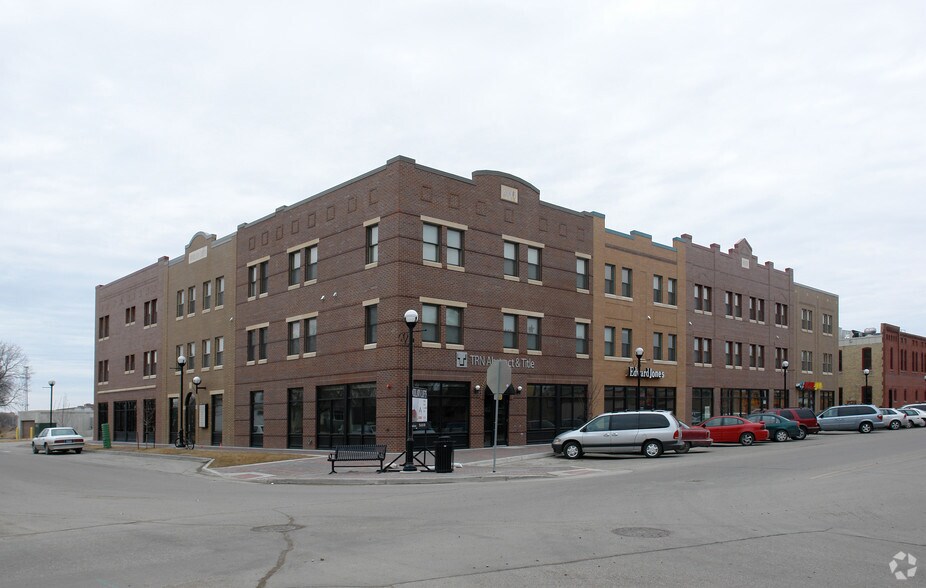 121 4th St S, Moorhead, MN à louer - Photo du bâtiment - Image 3 de 27