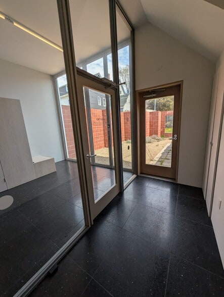 577 Niagara St, Buffalo, NY for lease - Interior Photo - Image 3 of 14
