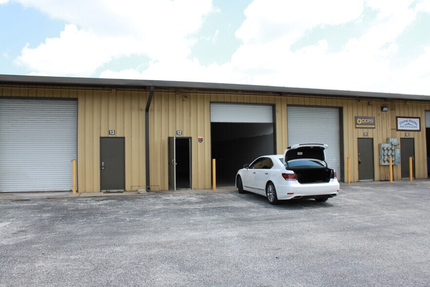 3038 N John Young Pky, Orlando, FL à louer - Photo du bâtiment - Image 2 de 14