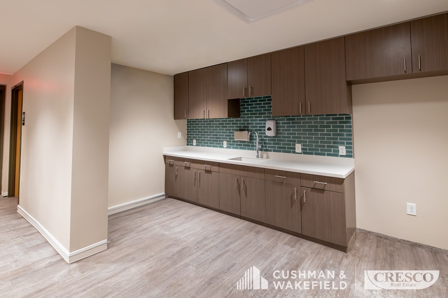 24025 Lorain Rd, North Olmsted, OH à louer - Photo du bâtiment - Image 2 de 11