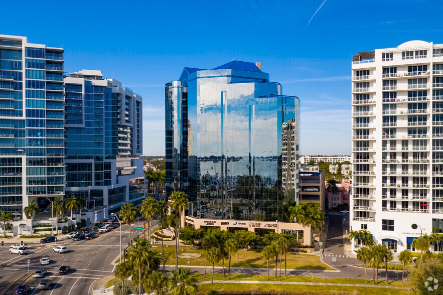 2 N Tamiami Trl, Sarasota, FL à louer - Photo du bâtiment - Image 2 de 11