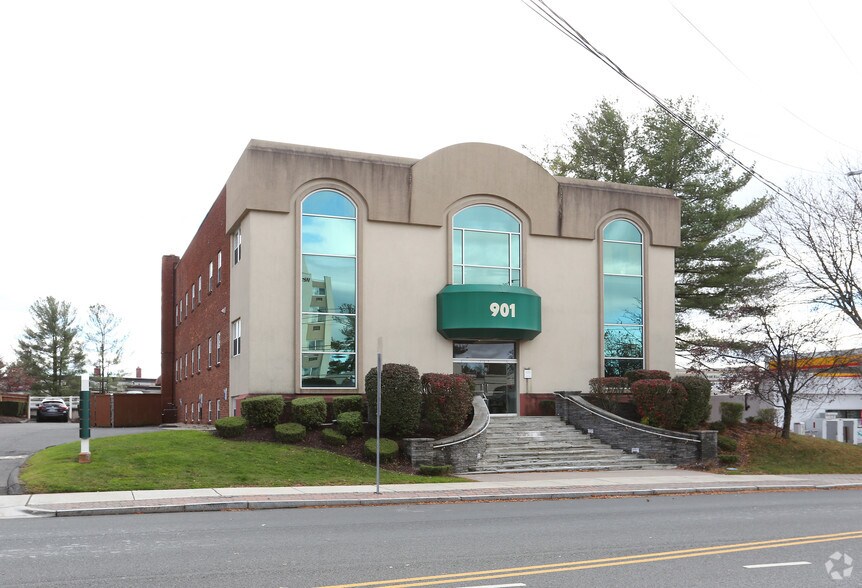 901 Farmington Ave, West Hartford, CT for lease - Primary Photo - Image 1 of 24