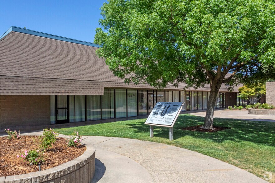 2350 W Shaw Ave, Fresno, CA à louer - Photo du bâtiment - Image 3 de 8