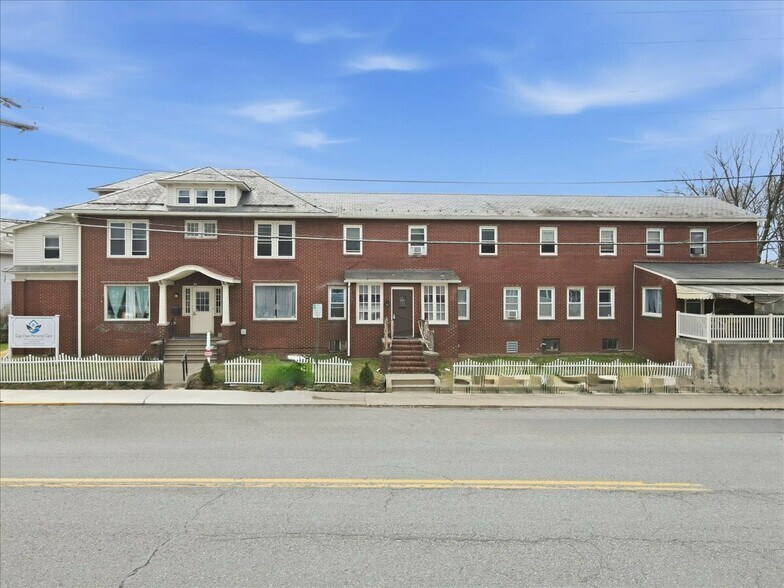 306 W Main St, Pen Argyl, PA à vendre - Photo du bâtiment - Image 2 de 35