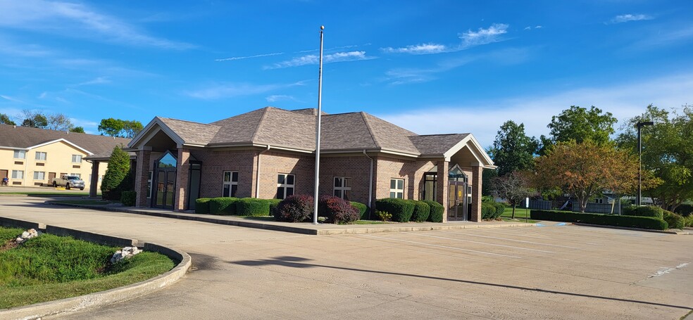 820 W Lincoln Ave, Charleston, IL à vendre - Photo principale - Image 1 de 1