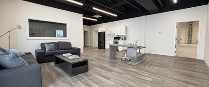 9408-9410 62nd Ave NW, Edmonton, AB à louer Photo intérieure- Image 1 de 1