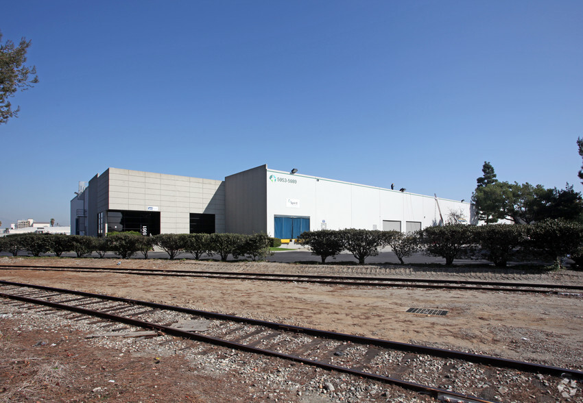 5951-5989 Rickenbacker Rd, Commerce, CA for lease - Building Photo - Image 3 of 5