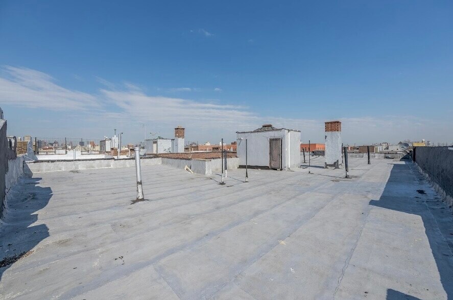 2594 42nd St, Astoria, NY à vendre - Photo du bâtiment - Image 3 de 11