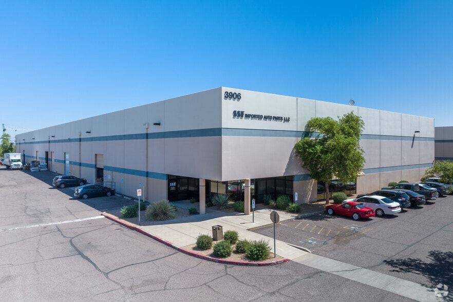 3906 E Broadway Rd, Phoenix, AZ à louer - Photo du bâtiment - Image 3 de 6