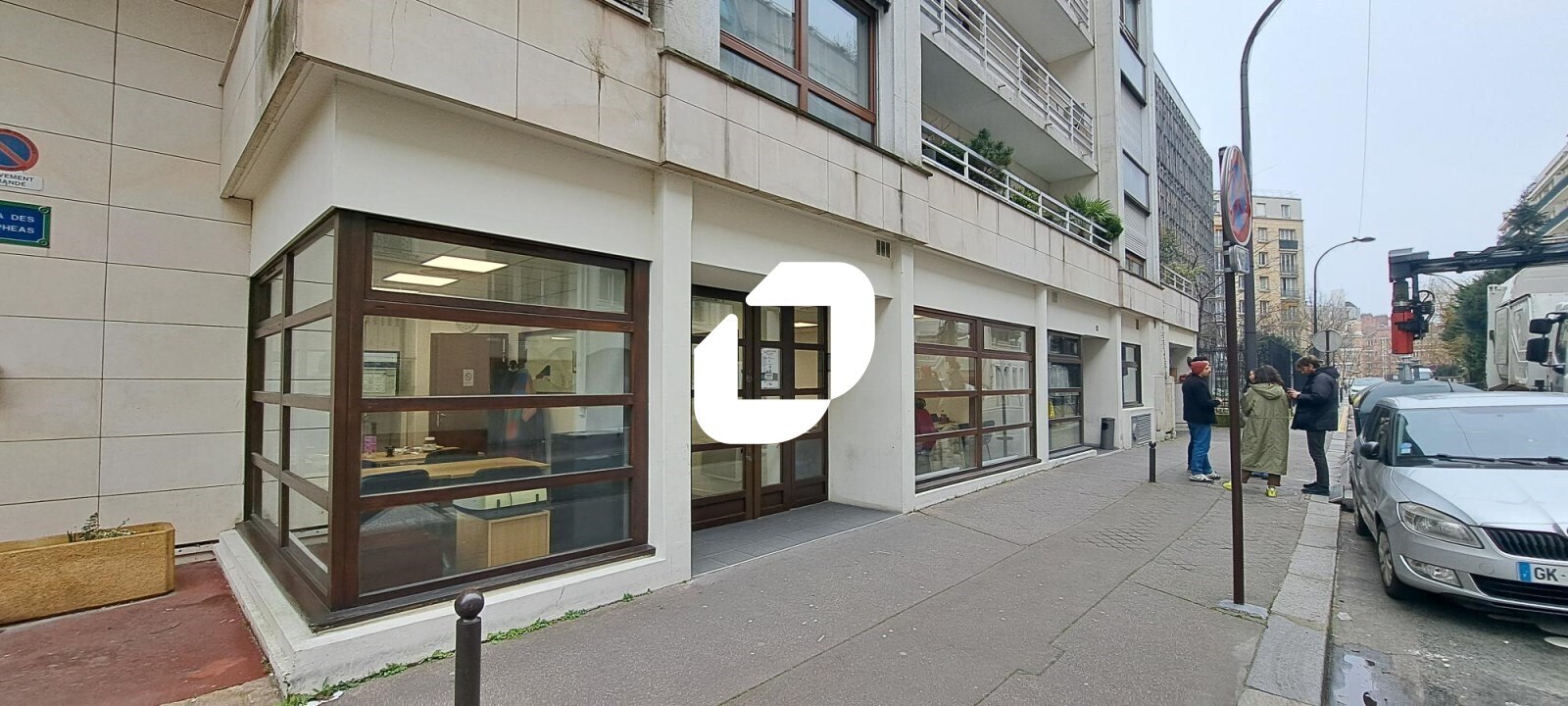 Retail in Paris for sale Building Photo- Image 1 of 11