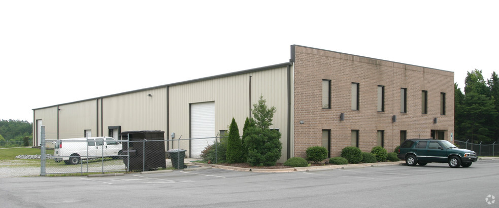 307 Orville Wright Dr, Greensboro, NC for lease - Building Photo - Image 2 of 9