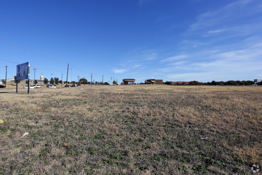 4241 Marsh Ln, Carrollton, TX à louer - Photo du bâtiment - Image 2 de 4