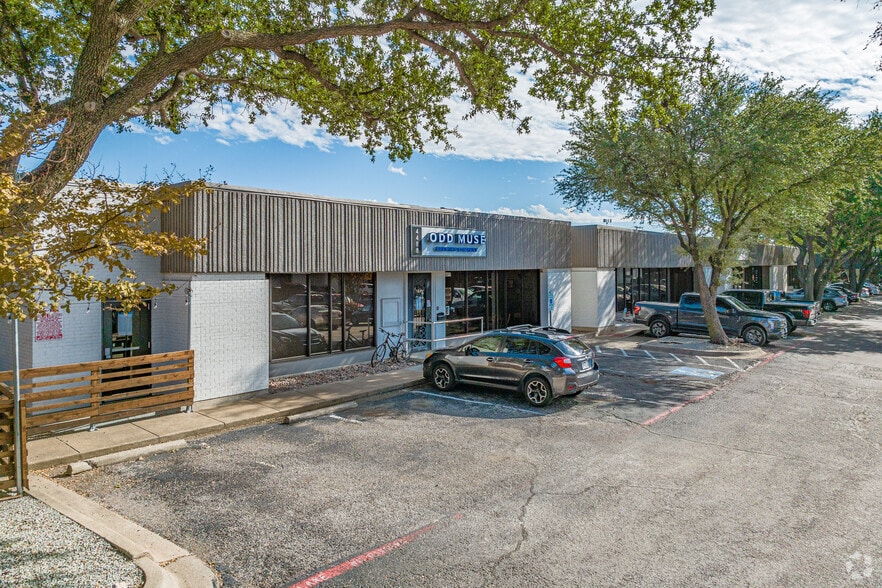 4440-4460 Spring Valley Rd, Dallas, TX for lease - Building Photo - Image 3 of 9